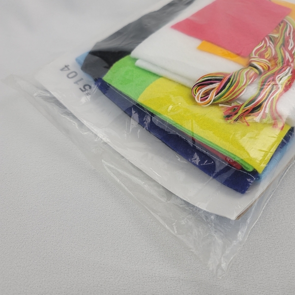 Merry Christmas Felt 15" x 20" Card Holder Kit 5104 By Design Works Crafts Inc - Picture 8 of 9